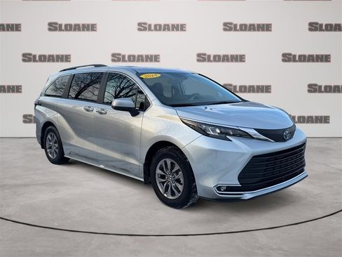 Used 2024 Toyota Sienna XLE image 7