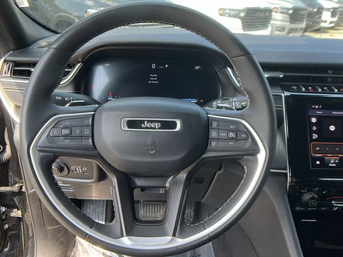 Used 2024 Jeep Grand Cherokee L Laredo image 29