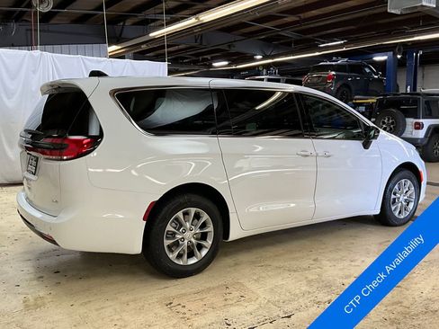 New 2026 Chrysler Pacifica Select image 6