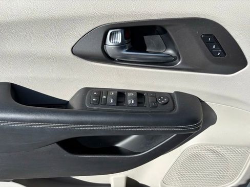 Used 2022 Chrysler Pacifica Touring-L FWD image 11