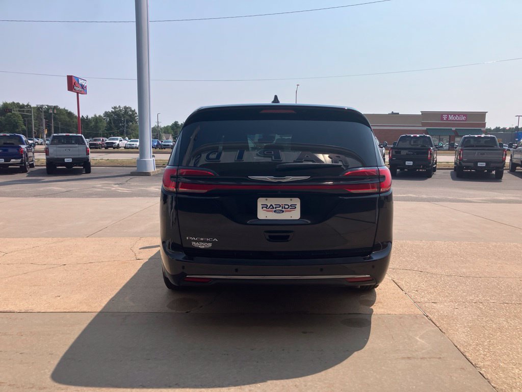 Used 2025 Chrysler Pacifica Select FWD image 6