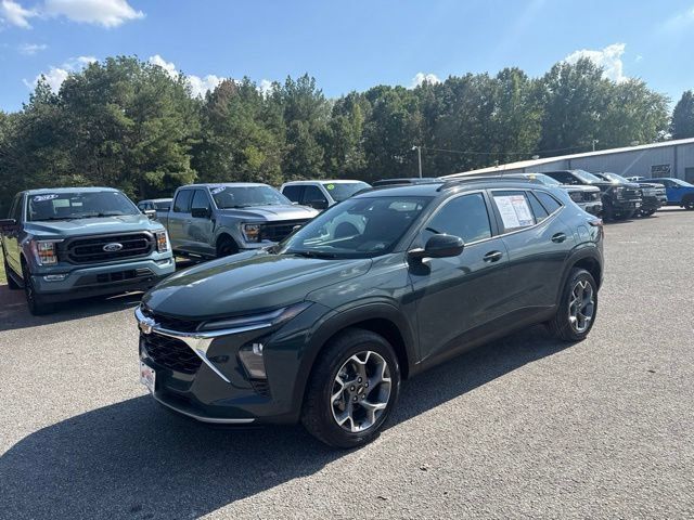 Used 2025 Chevrolet Trax LT FWD image 3
