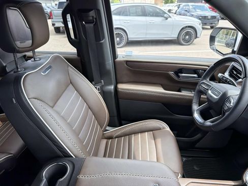 Used 2025 GMC Yukon Denali Ultimate AWD/4WD image 11