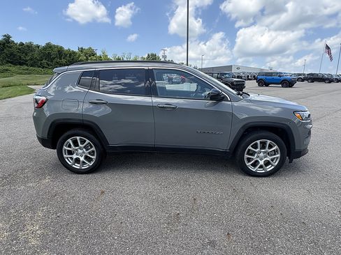 Used 2024 Jeep Compass Latitude AWD/4WD image 6