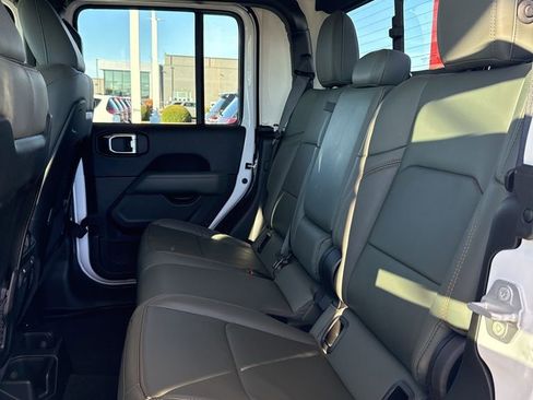 Used 2025 Jeep Gladiator Mojave w/ Convenience Group image 18