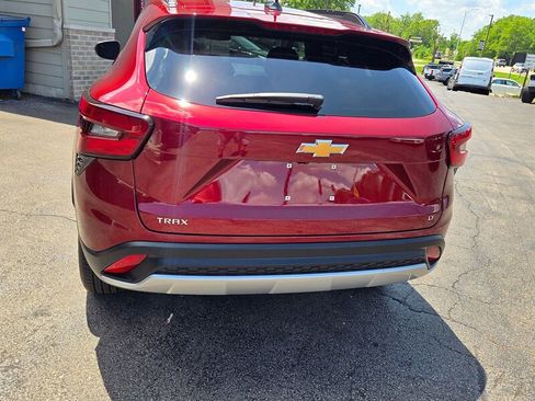 Used 2024 Chevrolet Trax LT w/ Sunroof Package FWD image 5