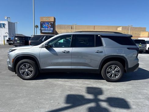 Used 2025 Chevrolet Traverse LT w/ Driver Confidence Package AWD/4WD image 8