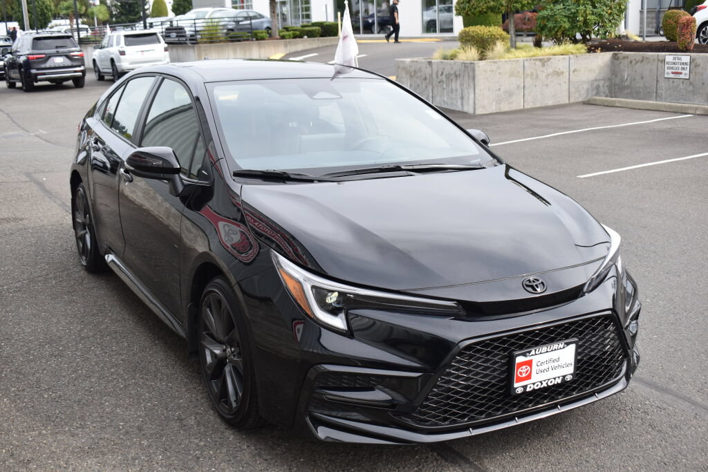 Used 2026 Toyota Corolla SE FWD image 3