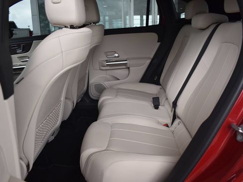 Used 2021 Mercedes-Benz GLA 250 4MATIC w/ Premium Package image 15