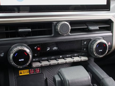 Used 2024 Toyota Tacoma TRD Sport image 32