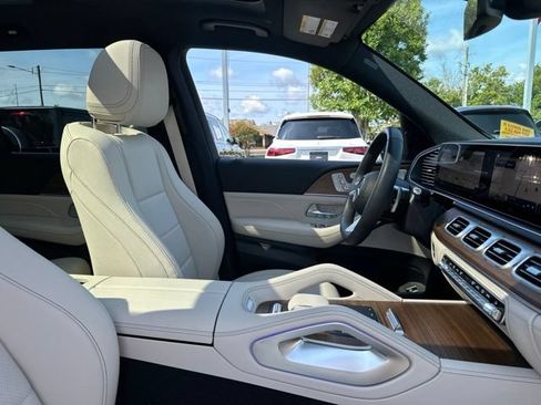 Used 2025 Mercedes-Benz GLS 450 4MATIC image 39