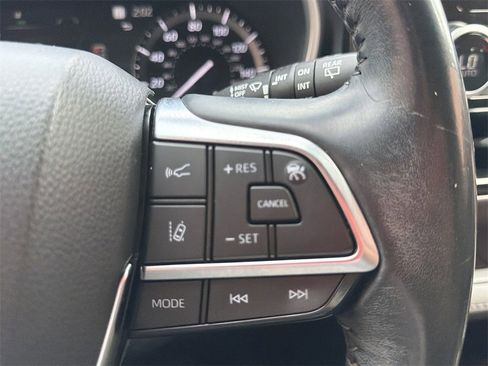 Used 2021 Toyota Highlander XLE image 27