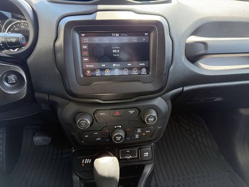 Used 2018 Jeep Renegade Latitude AWD/4WD image 8