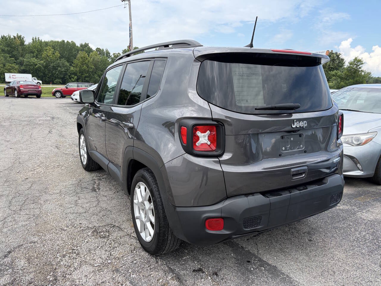 Used 2019 Jeep Renegade Latitude FWD image 4