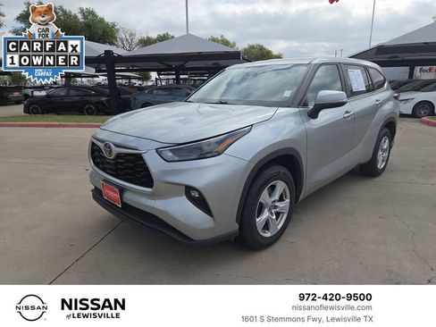Used 2024 Toyota Highlander LE FWD image 1