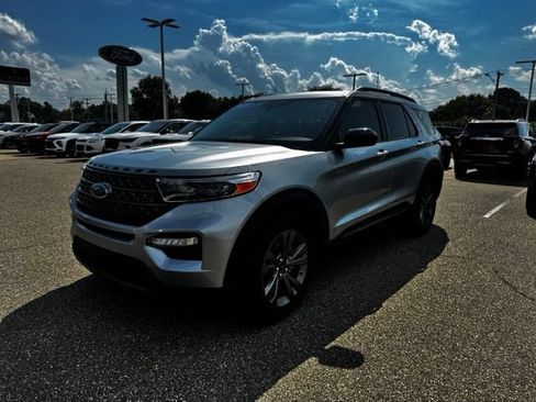 Used 2024 Ford Explorer XLT w/ Equipment Group 202A AWD/4WD image 3