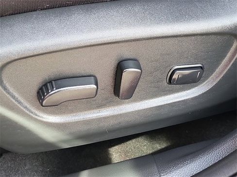 Used 2018 Nissan Rogue SV image 23