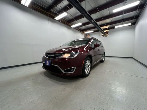 Used 2017 Chrysler Pacifica Touring-L w/ Tire & Wheel Group image 4