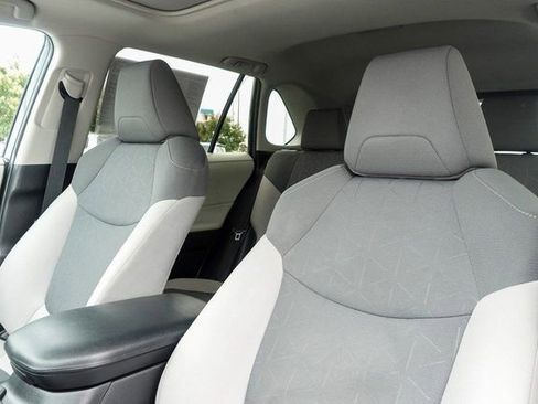 Used 2022 Toyota RAV4 XLE image 24