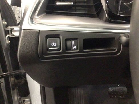 Used 2017 Cadillac XT5 Luxury w/ Driver Awareness Package AWD/4WD image 17