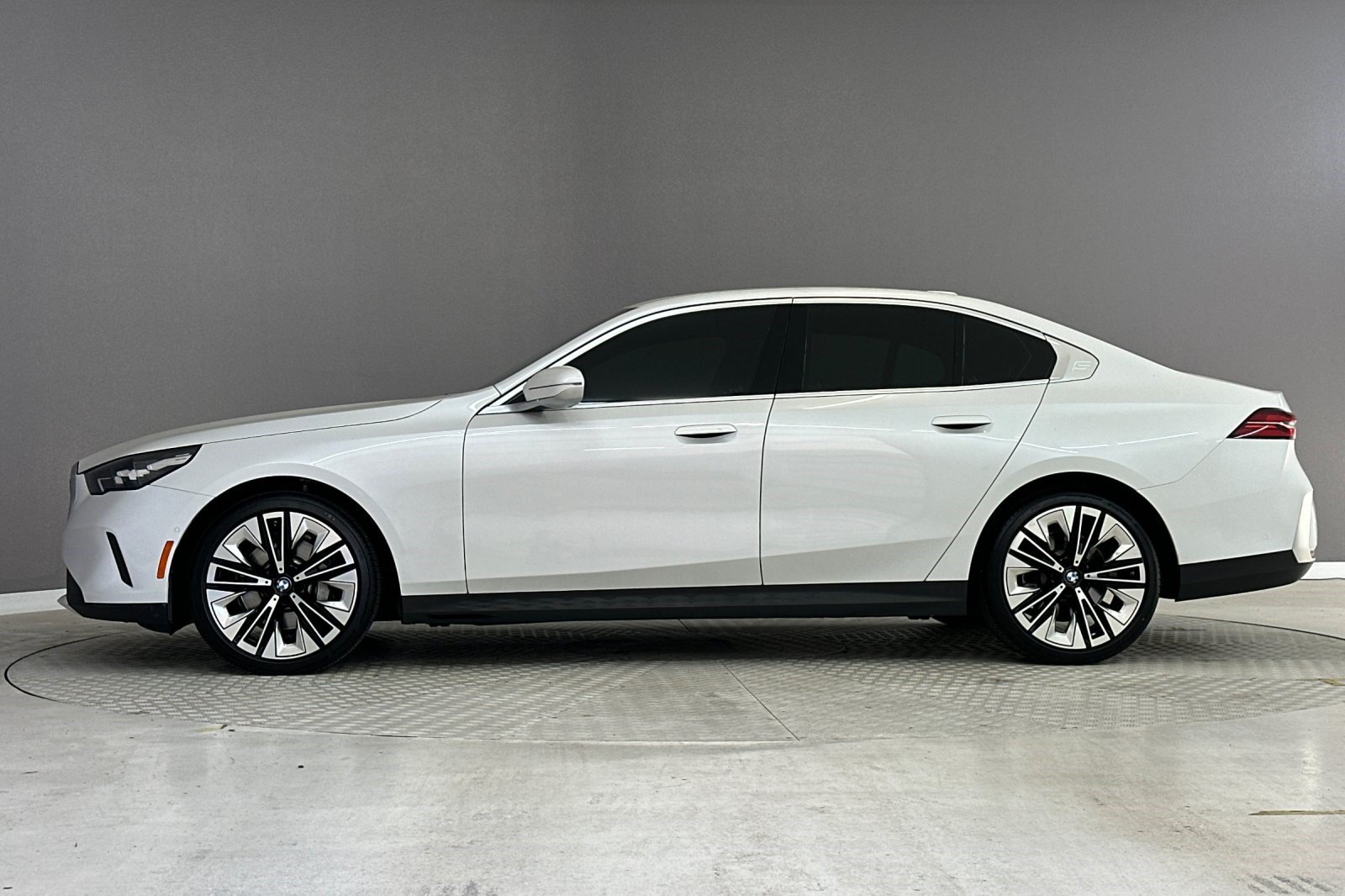 Certified 2024 BMW 530i w/ Convenience Package RWD image 2
