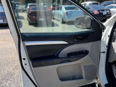 Used 2016 Toyota Highlander LE image 4