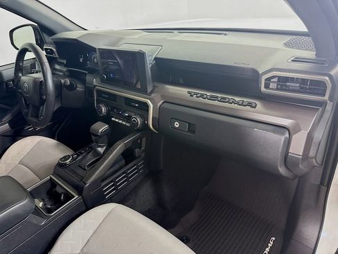 Used 2025 Toyota Tacoma SR5 AWD/4WD image 28