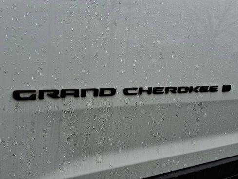 Used 2023 Jeep Grand Cherokee Altitude image 33