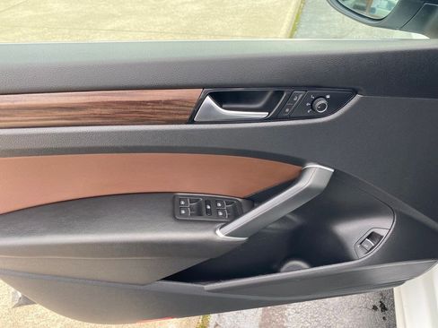 Used 2022 Volkswagen Passat 2.0T image 11