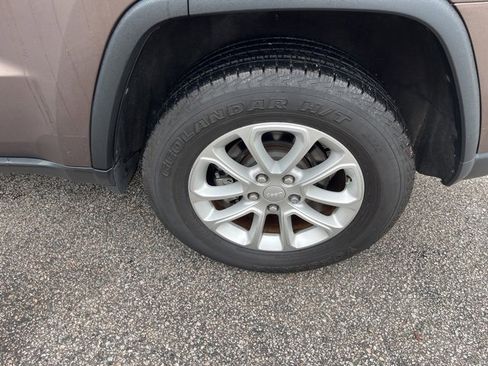 Used 2021 Jeep Grand Cherokee Laredo image 32