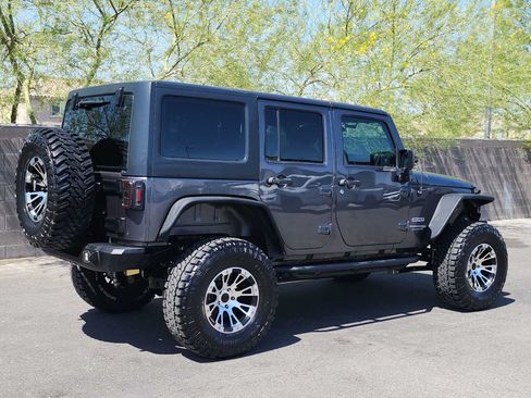Used 2018 Jeep Wrangler Unlimited Sport w/ Connectivity Group AWD/4WD image 8