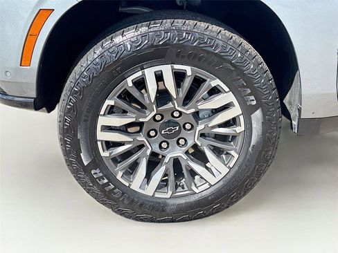 Used 2025 Chevrolet Suburban Z71 AWD/4WD image 32