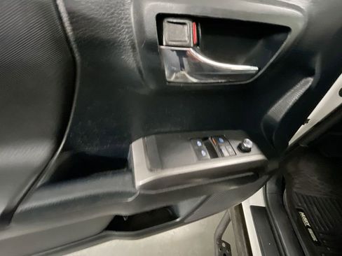 Used 2016 Toyota Tacoma TRD Sport image 21