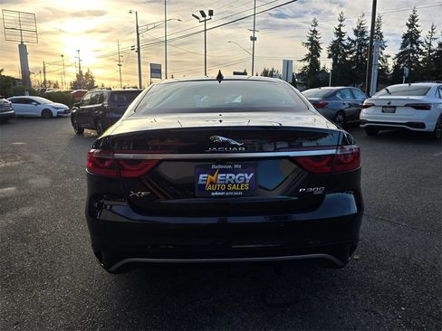 Used 2022 Jaguar XF R-Dynamic SE image 4