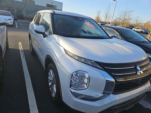 Used 2024 Mitsubishi Outlander ES image 3
