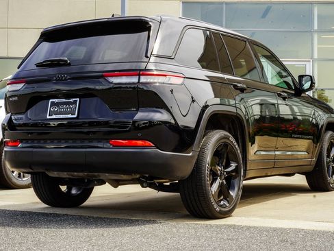 Used 2024 Jeep Grand Cherokee Altitude AWD/4WD image 12