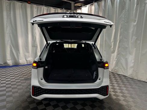 Certified 2025 Volkswagen Tiguan SE R-Line image 36