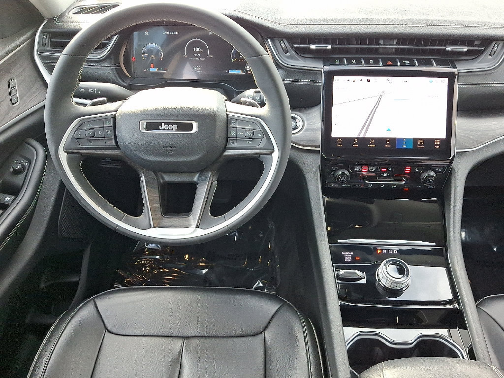 Used 2023 Jeep Grand Cherokee Limited w/ Black Appearance Package AWD/4WD image 12