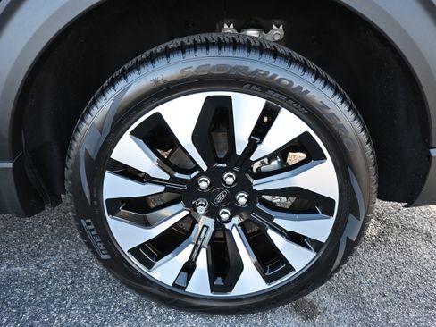 Used 2025 Ford Explorer Platinum w/ LUX Leather Package image 9