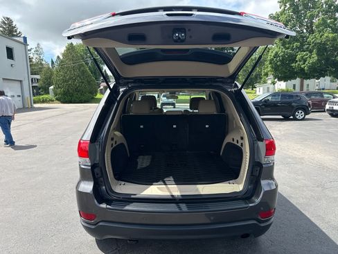 Used 2019 Jeep Grand Cherokee Laredo AWD/4WD image 15