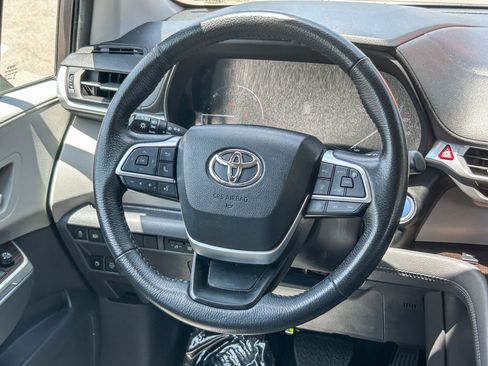 Used 2024 Toyota Sienna XLE FWD image 15