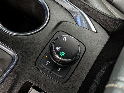 Used 2023 Chevrolet Traverse LT image 29