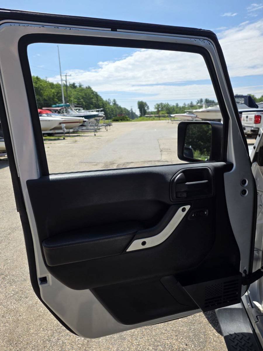 Used 2012 Jeep Wrangler Sahara AWD/4WD image 13