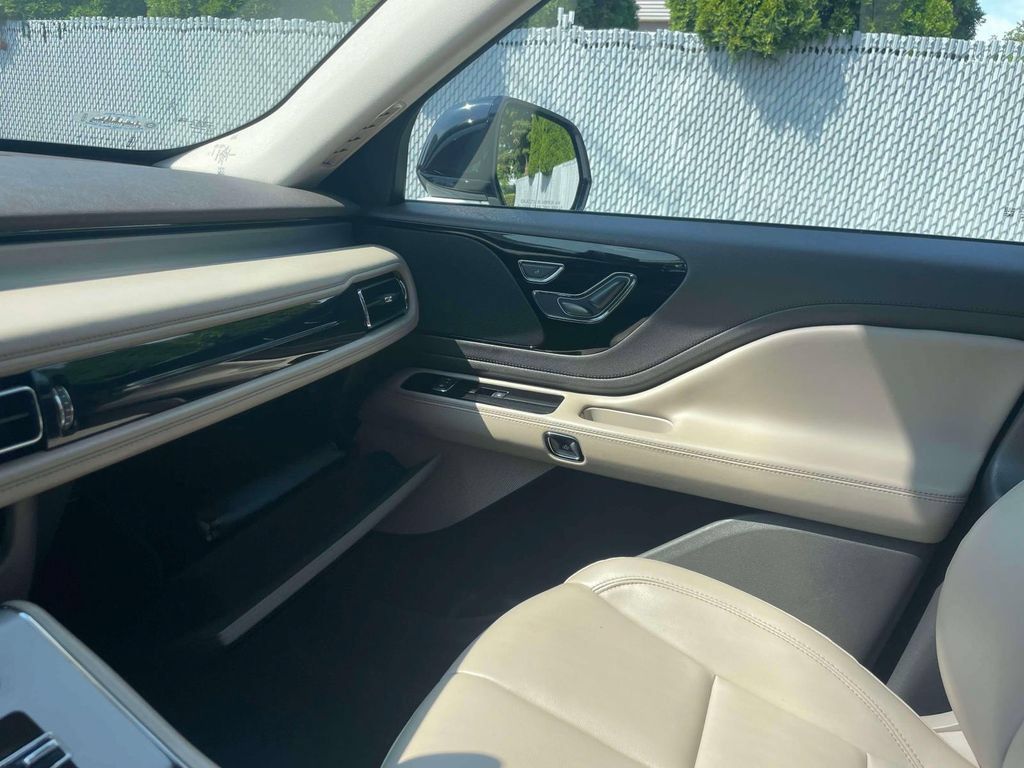 Used 2022 Lincoln Aviator AWD w/ Premium Package image 32