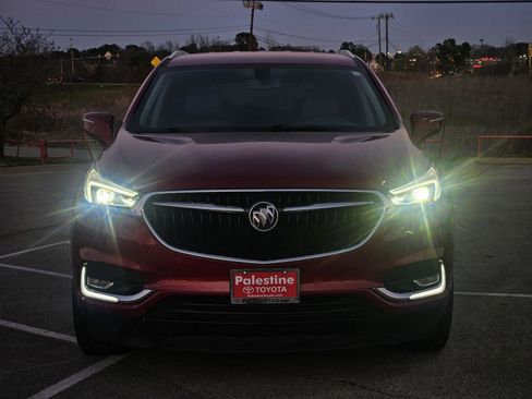 Used 2021 Buick Enclave Essence image 2