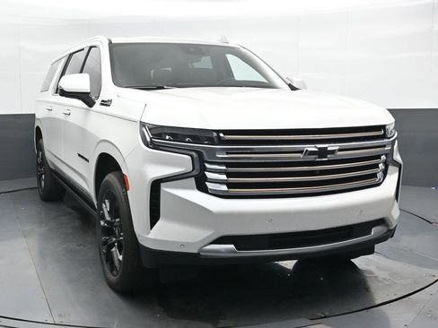 Used 2024 Chevrolet Suburban High Country w/ Advanced Technology Package image 5