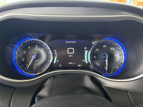 Used 2025 Chrysler Pacifica Select FWD image 15