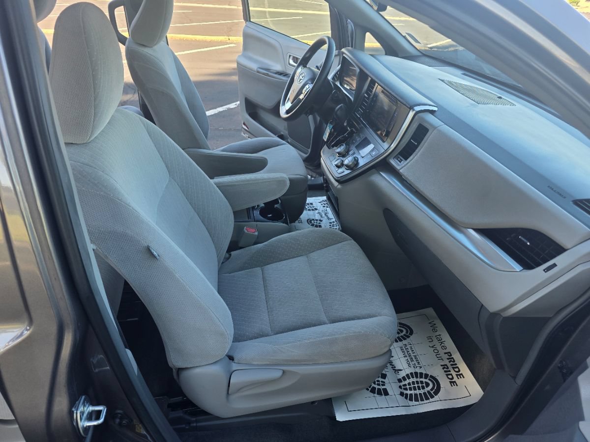 Used 2017 Toyota Sienna LE FWD image 34