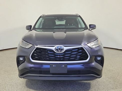 Used 2025 Toyota Highlander XLE FWD image 3