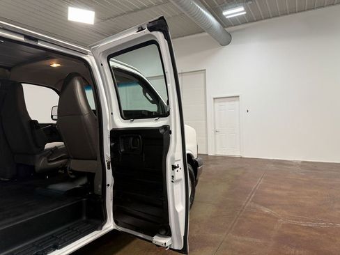 Used 2017 GMC Savana 2500 image 63